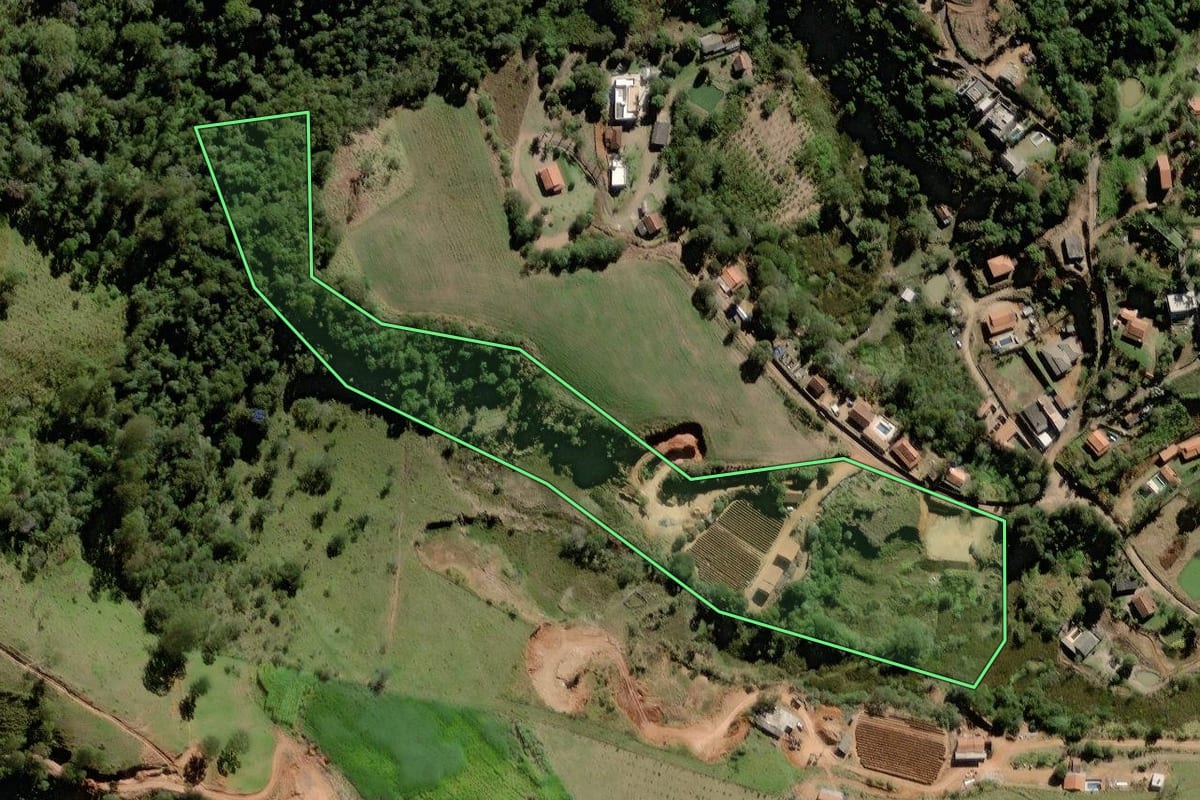 Imagem de satélite do imóvel rural em Vargem (SP), com o contorno declarado no CAR desenhado por cima.