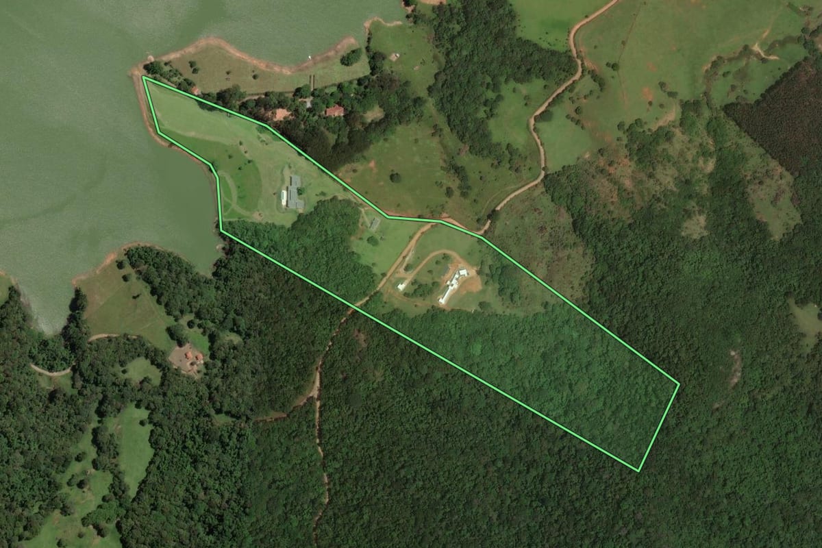 Imagem de satélite do imóvel rural em Vargem (SP), com o contorno declarado no CAR desenhado por cima.
