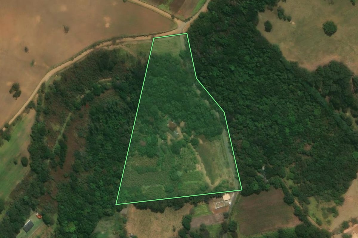 Imagem de satélite do imóvel rural em Vargem (SP), com o contorno declarado no CAR desenhado por cima.