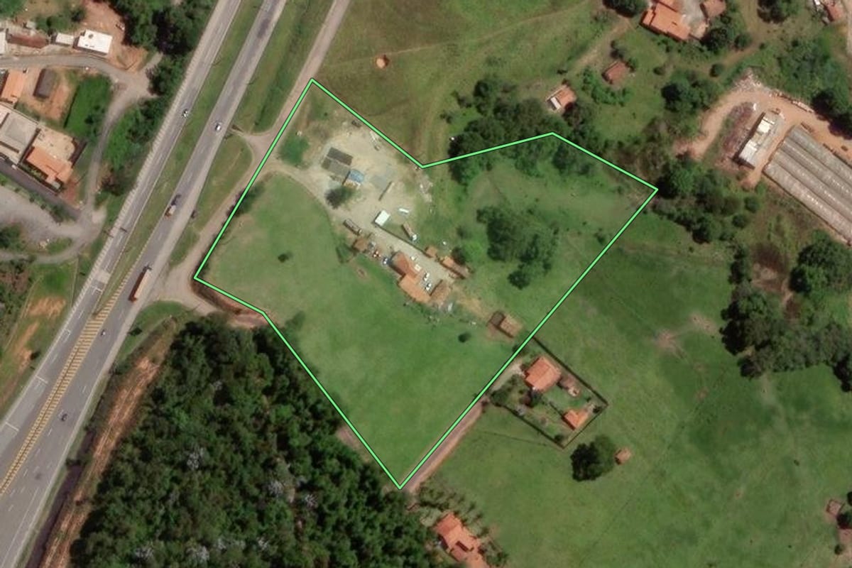 Imagem de satélite do imóvel rural em Vargem (SP), com o contorno declarado no CAR desenhado por cima.