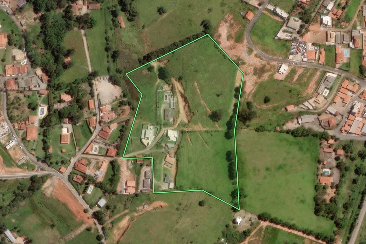 Imagem de satélite do imóvel rural em Vargem (SP), com o contorno declarado no CAR desenhado por cima.