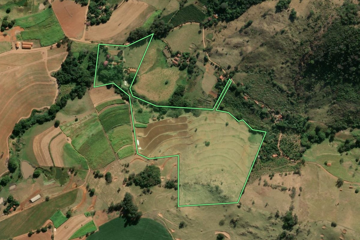 Imagem de satélite do imóvel rural em Vargem Grande do Sul (SP), com o contorno declarado no CAR desenhado por cima.