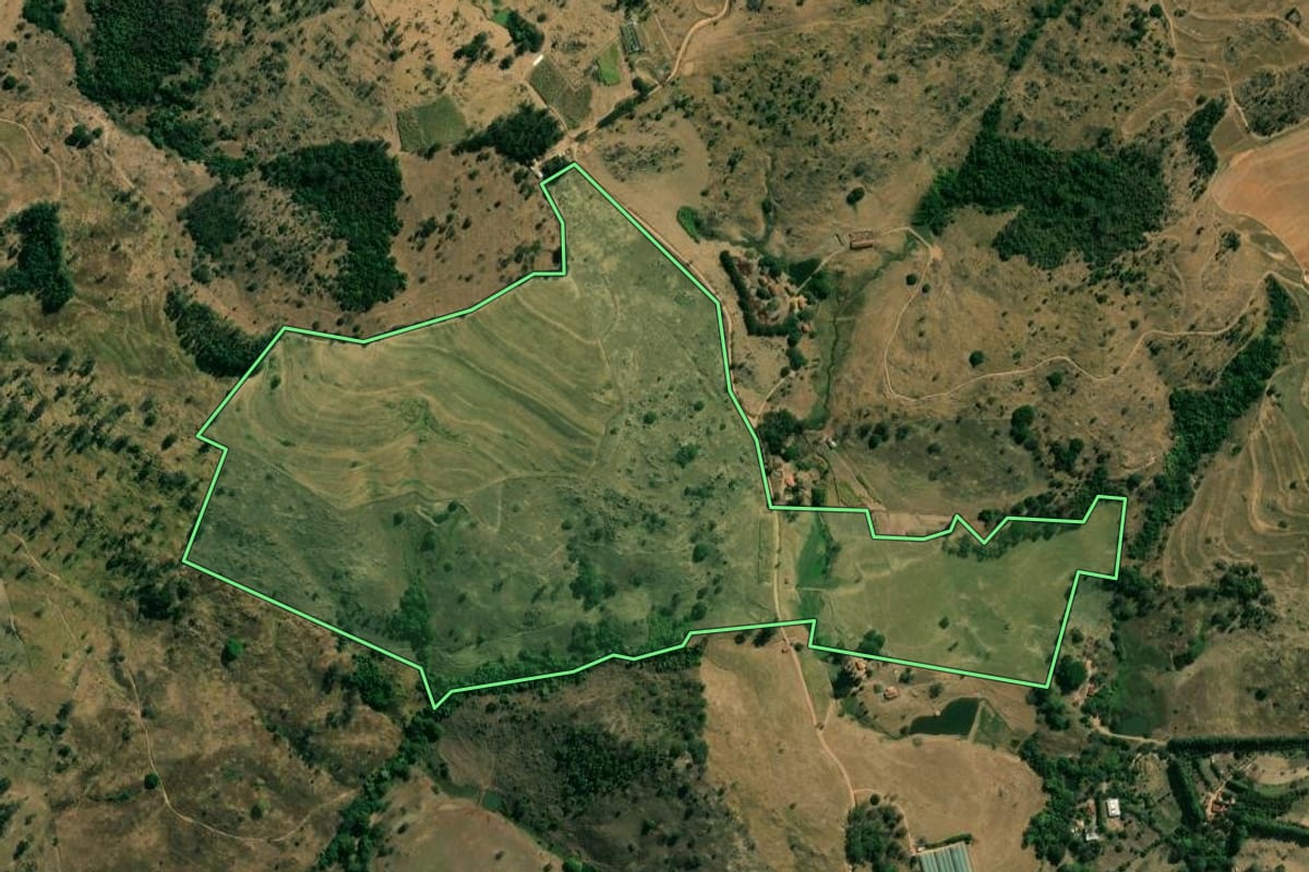 Imagem de satélite do imóvel rural em Vargem Grande do Sul (SP), com o contorno declarado no CAR desenhado por cima.