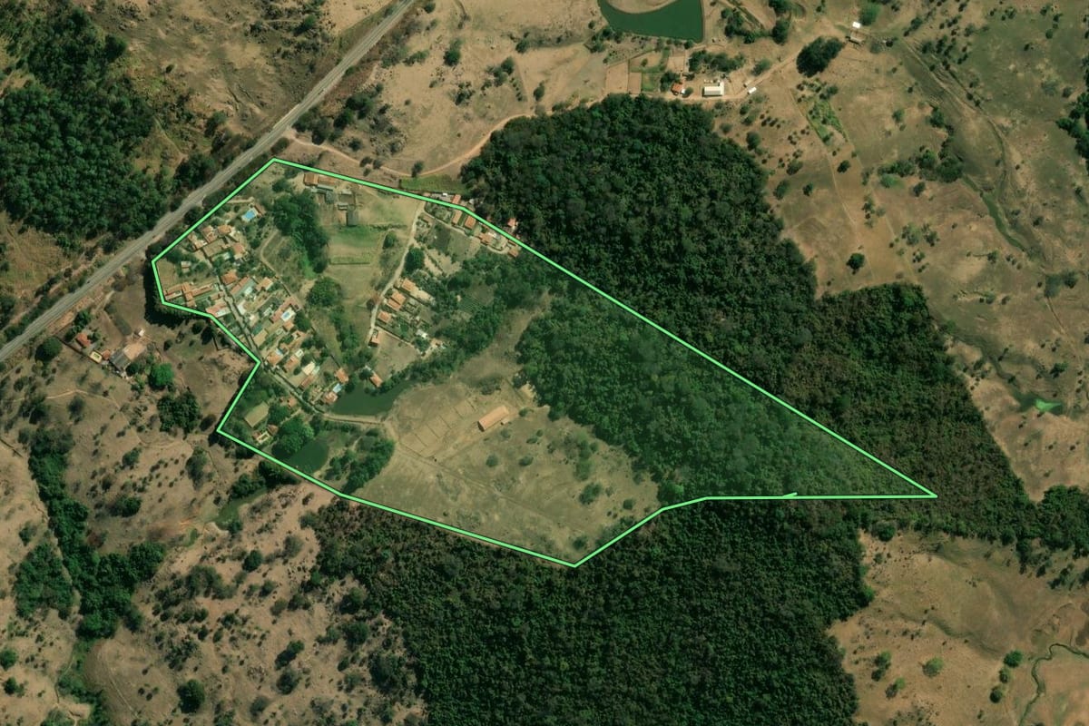 Imagem de satélite do imóvel rural em Vargem Grande do Sul (SP), com o contorno declarado no CAR desenhado por cima.