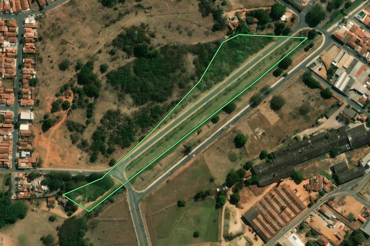 Imagem de satélite do imóvel rural em Vargem Grande do Sul (SP), com o contorno declarado no CAR desenhado por cima.