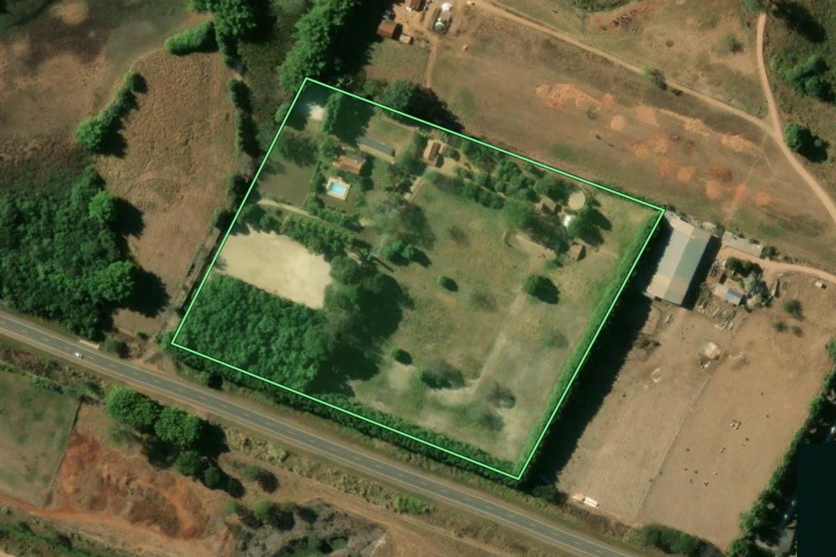 Imagem de satélite do imóvel rural em Vargem Grande do Sul (SP), com o contorno declarado no CAR desenhado por cima.