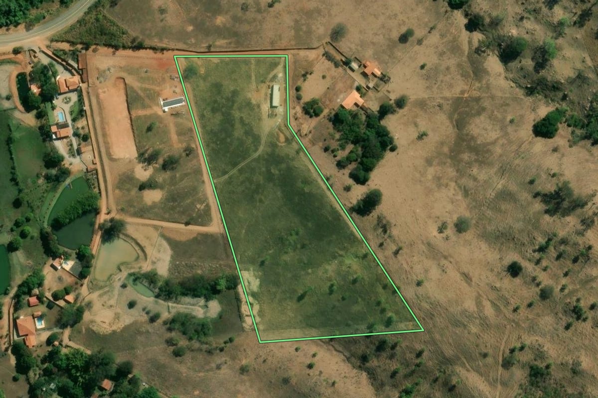Imagem de satélite do imóvel rural em Vargem Grande do Sul (SP), com o contorno declarado no CAR desenhado por cima.