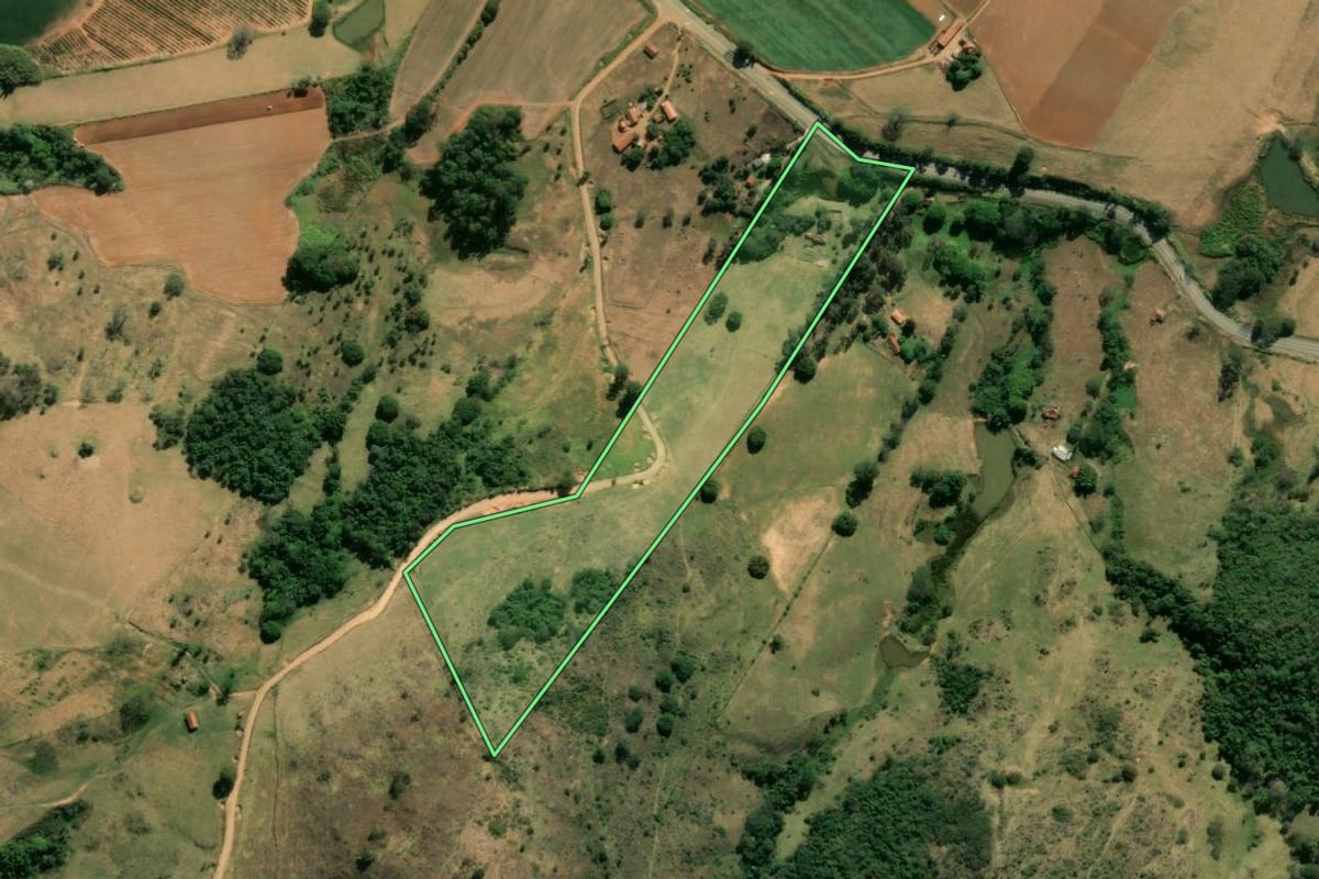 Imagem de satélite do imóvel rural em Vargem Grande do Sul (SP), com o contorno declarado no CAR desenhado por cima.