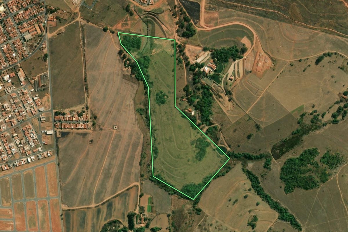 Imagem de satélite do imóvel rural em Vargem Grande do Sul (SP), com o contorno declarado no CAR desenhado por cima.