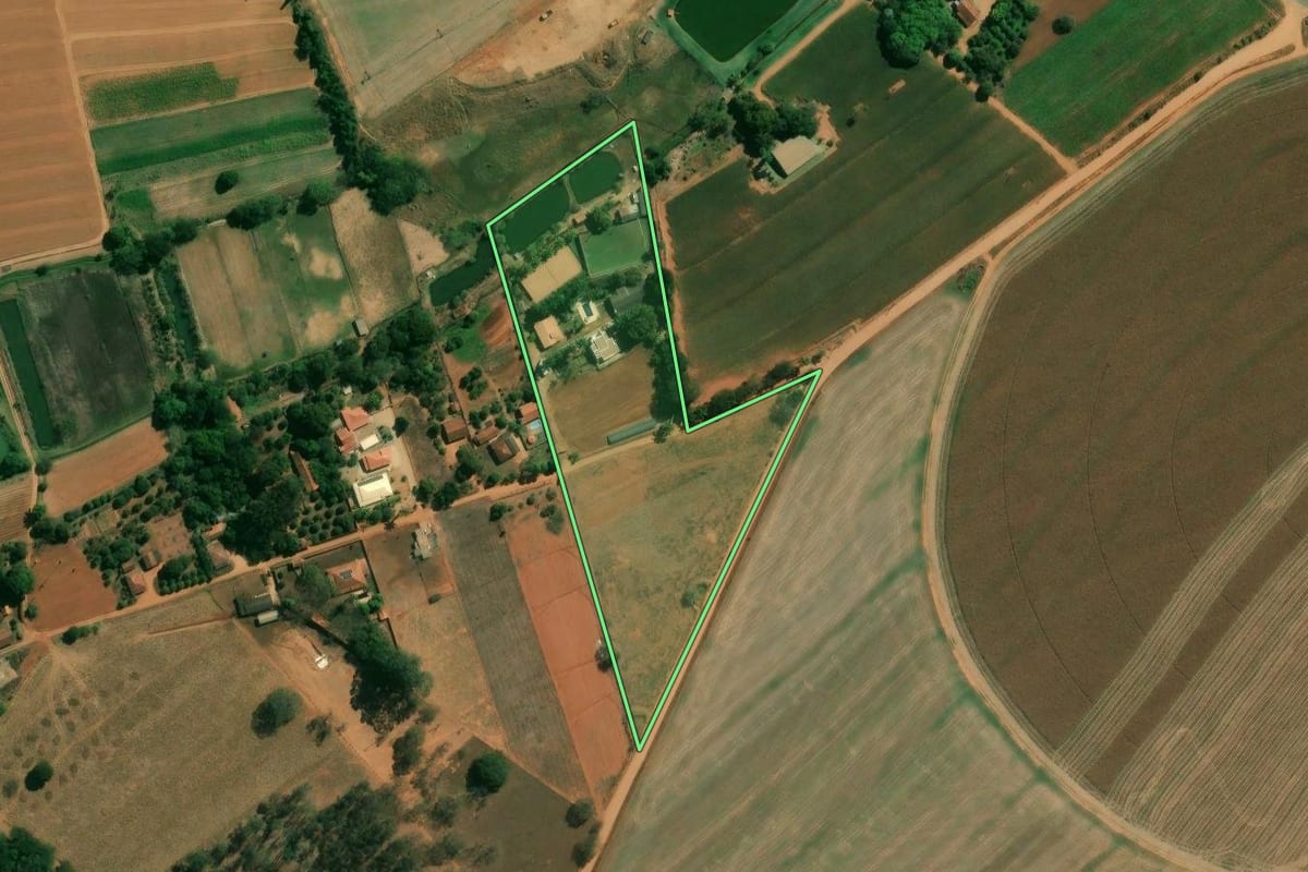 Imagem de satélite do imóvel rural em Vargem Grande do Sul (SP), com o contorno declarado no CAR desenhado por cima.
