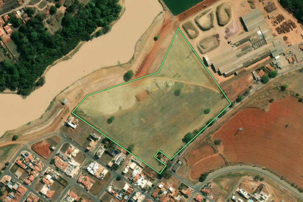 Imagem de satélite do imóvel rural em Vargem Grande do Sul (SP), com o contorno declarado no CAR desenhado por cima.