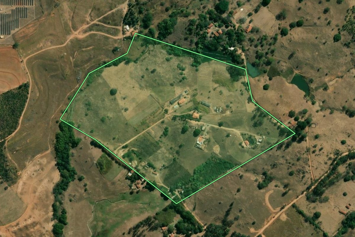 Imagem de satélite do imóvel rural em Vargem Grande do Sul (SP), com o contorno declarado no CAR desenhado por cima.