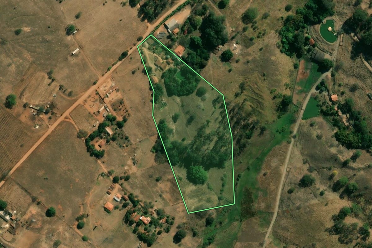 Imagem de satélite do imóvel rural em Vargem Grande do Sul (SP), com o contorno declarado no CAR desenhado por cima.