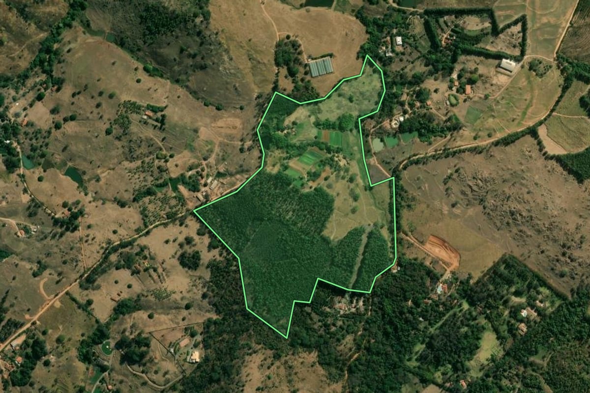 Imagem de satélite do imóvel rural em Vargem Grande do Sul (SP), com o contorno declarado no CAR desenhado por cima.