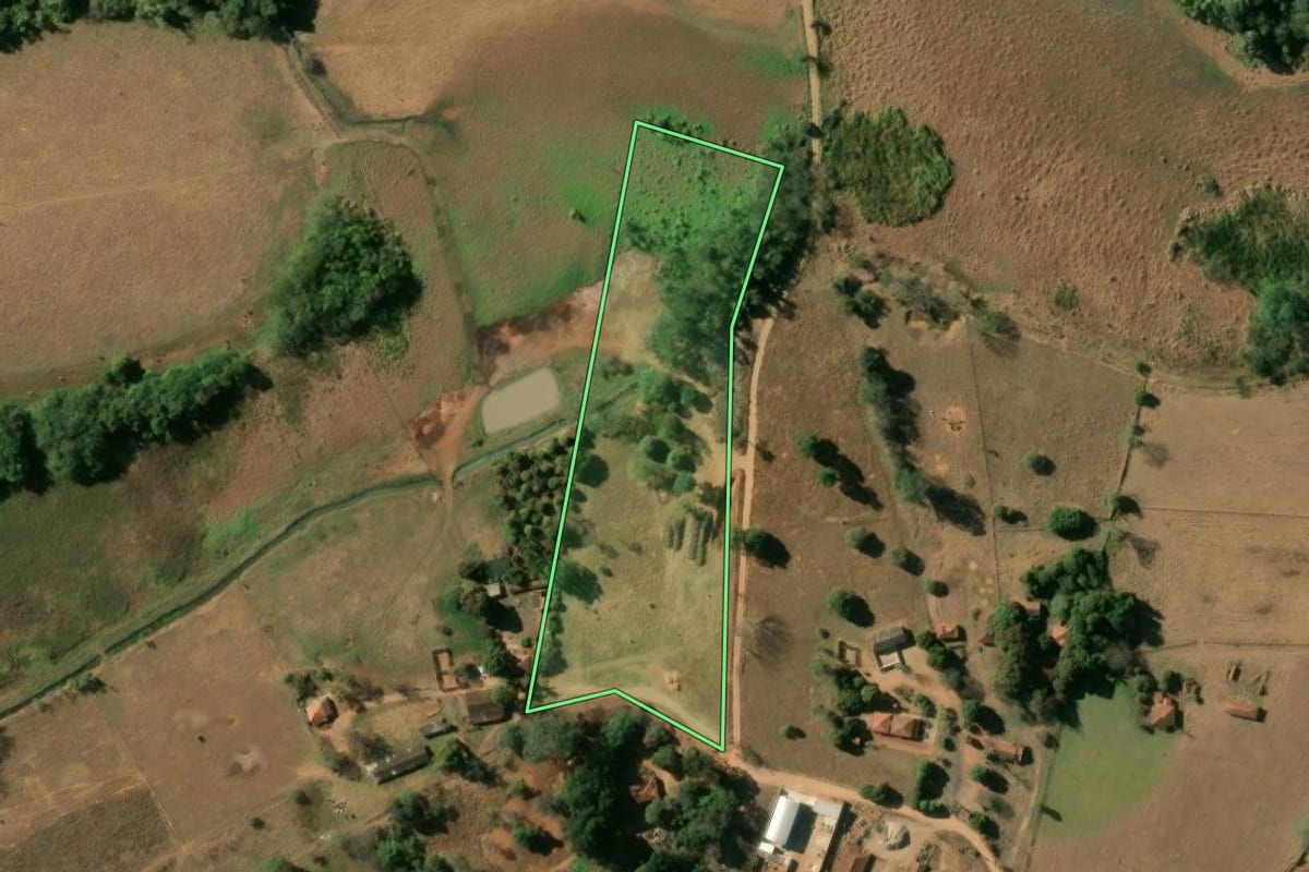 Imagem de satélite do imóvel rural em Vargem Grande do Sul (SP), com o contorno declarado no CAR desenhado por cima.
