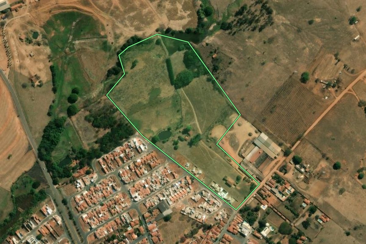 Imagem de satélite do imóvel rural em Vargem Grande do Sul (SP), com o contorno declarado no CAR desenhado por cima.