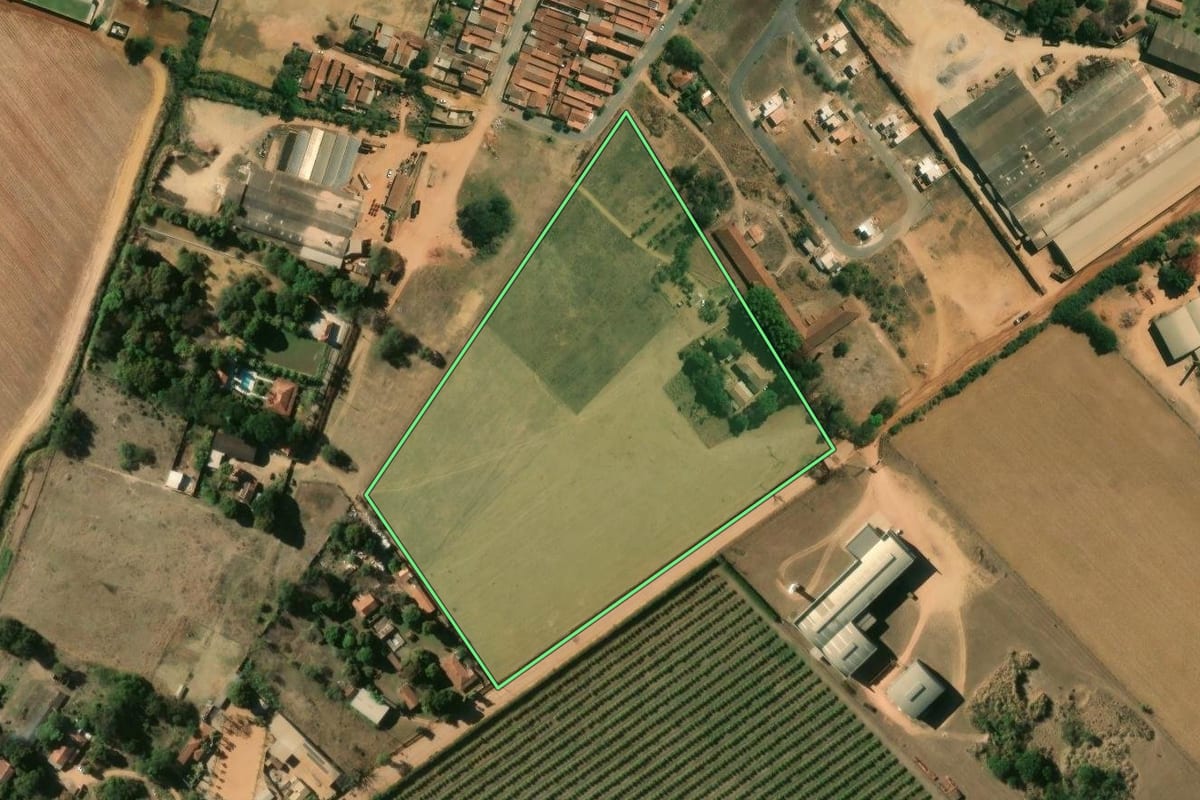 Imagem de satélite do imóvel rural em Vargem Grande do Sul (SP), com o contorno declarado no CAR desenhado por cima.