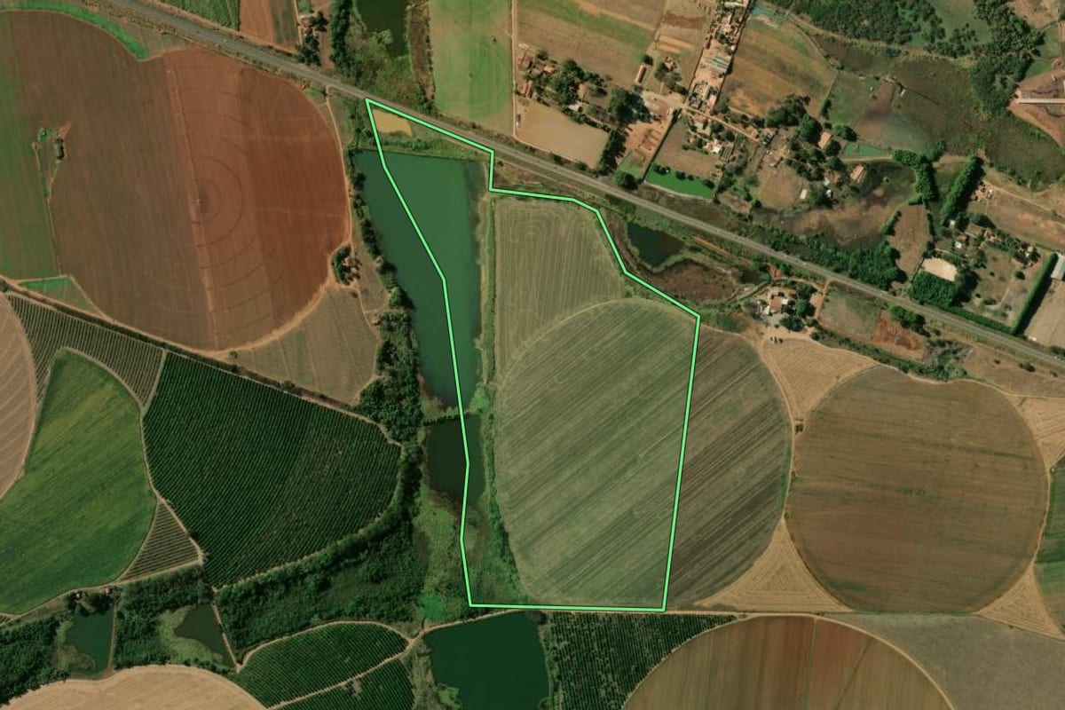 Imagem de satélite do imóvel rural em Vargem Grande do Sul (SP), com o contorno declarado no CAR desenhado por cima.