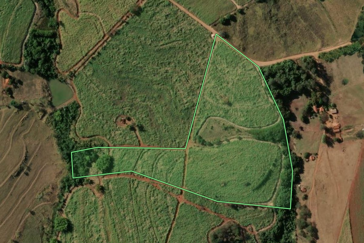 Imagem de satélite do imóvel rural em Vargem Grande do Sul (SP), com o contorno declarado no CAR desenhado por cima.