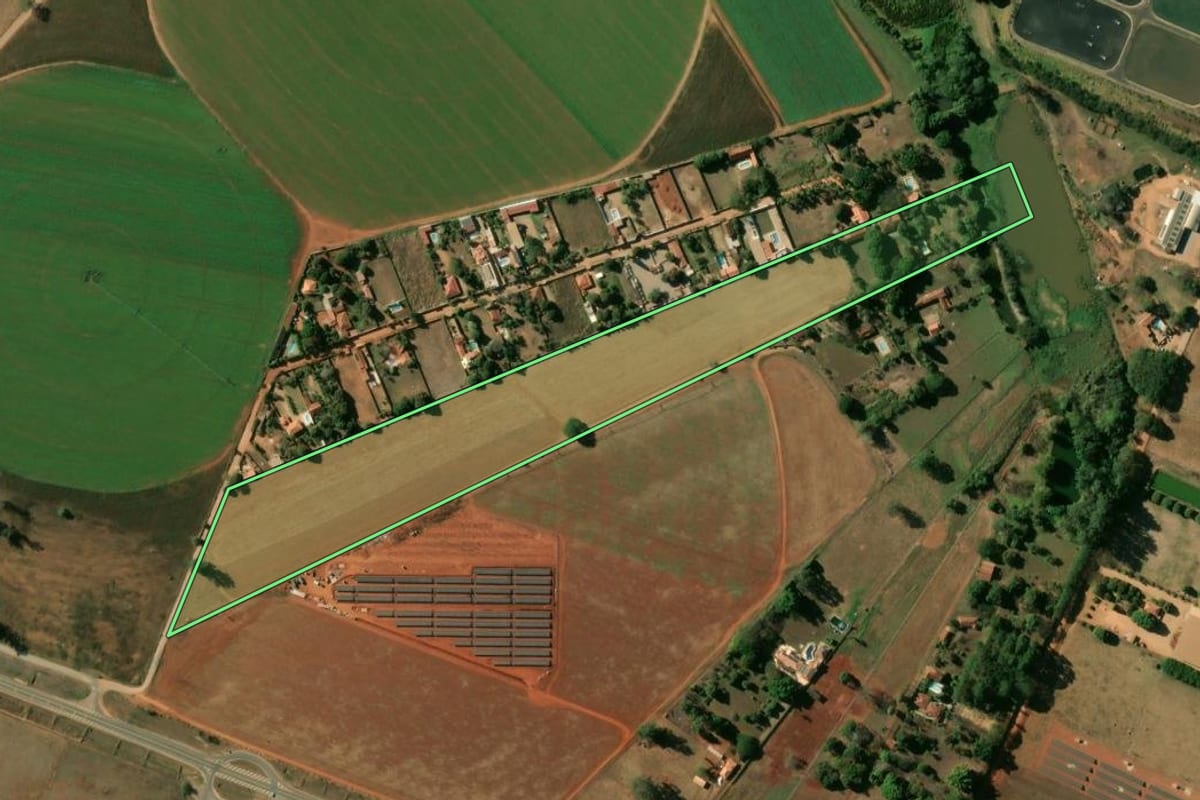 Imagem de satélite do imóvel rural em Vargem Grande do Sul (SP), com o contorno declarado no CAR desenhado por cima.