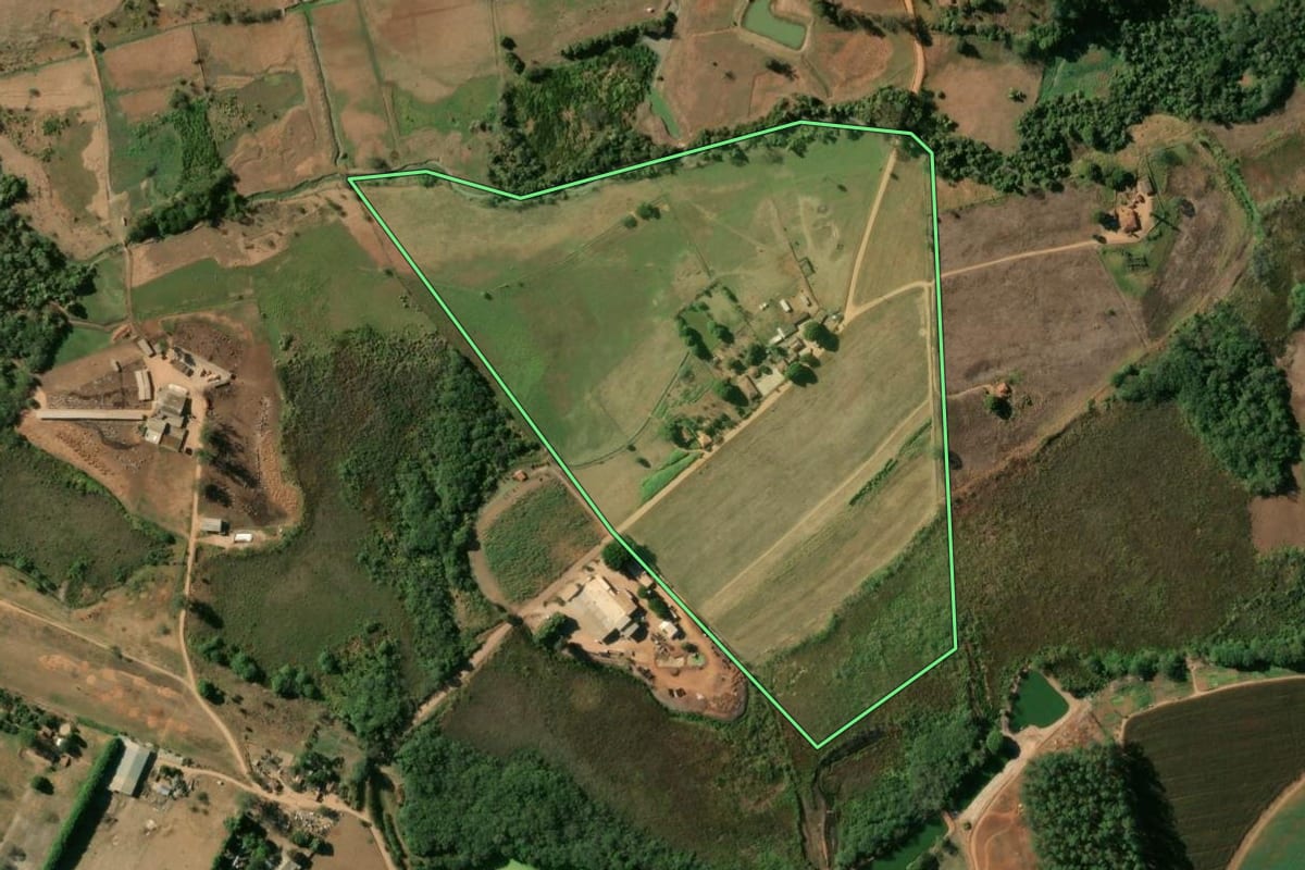 Imagem de satélite do imóvel rural em Vargem Grande do Sul (SP), com o contorno declarado no CAR desenhado por cima.