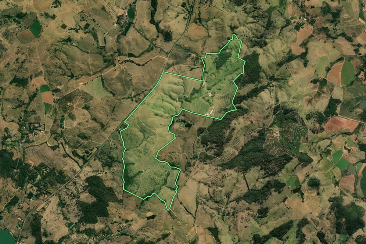 Imagem de satélite do imóvel rural em Vargem Grande do Sul (SP), com o contorno declarado no CAR desenhado por cima.
