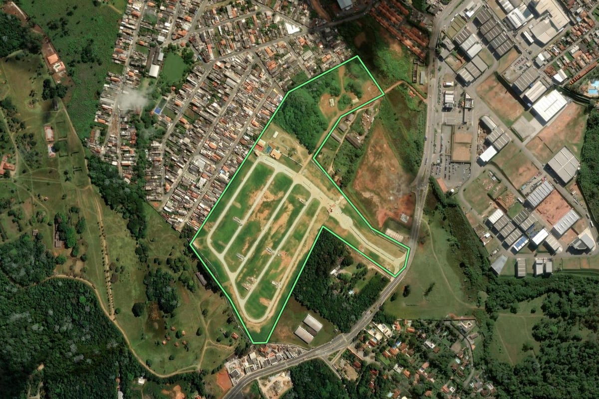 Imagem de satélite do imóvel rural em Vargem Grande Paulista (SP), com o contorno declarado no CAR desenhado por cima.