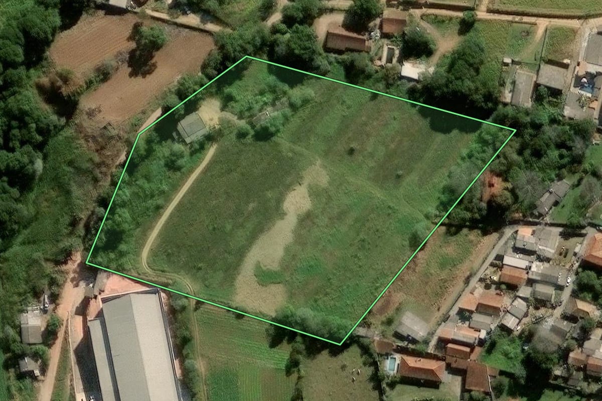Imagem de satélite do imóvel rural em Vargem Grande Paulista (SP), com o contorno declarado no CAR desenhado por cima.