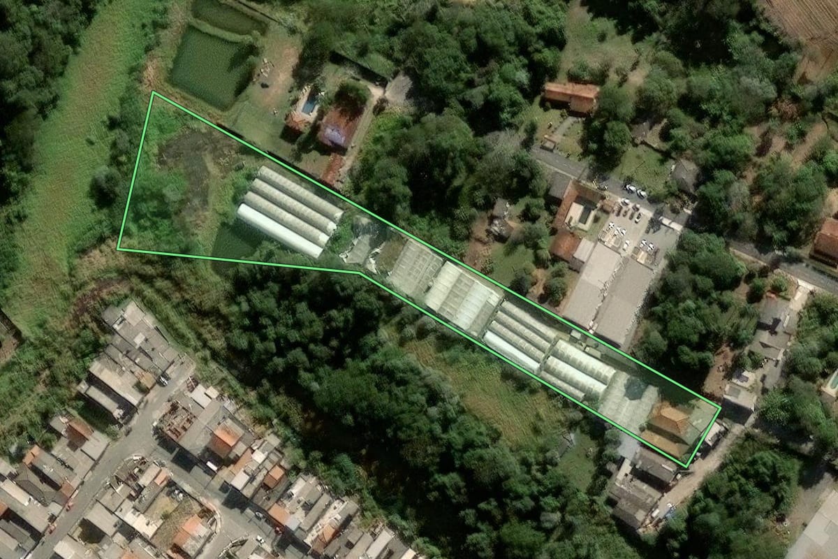 Imagem de satélite do imóvel rural em Vargem Grande Paulista (SP), com o contorno declarado no CAR desenhado por cima.