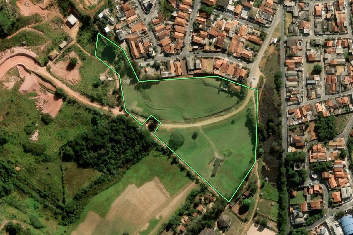 Imagem de satélite do imóvel rural em Vargem Grande Paulista (SP), com o contorno declarado no CAR desenhado por cima.