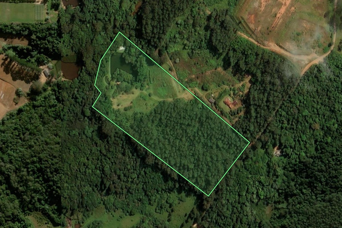 Imagem de satélite do imóvel rural em Vargem Grande Paulista (SP), com o contorno declarado no CAR desenhado por cima.