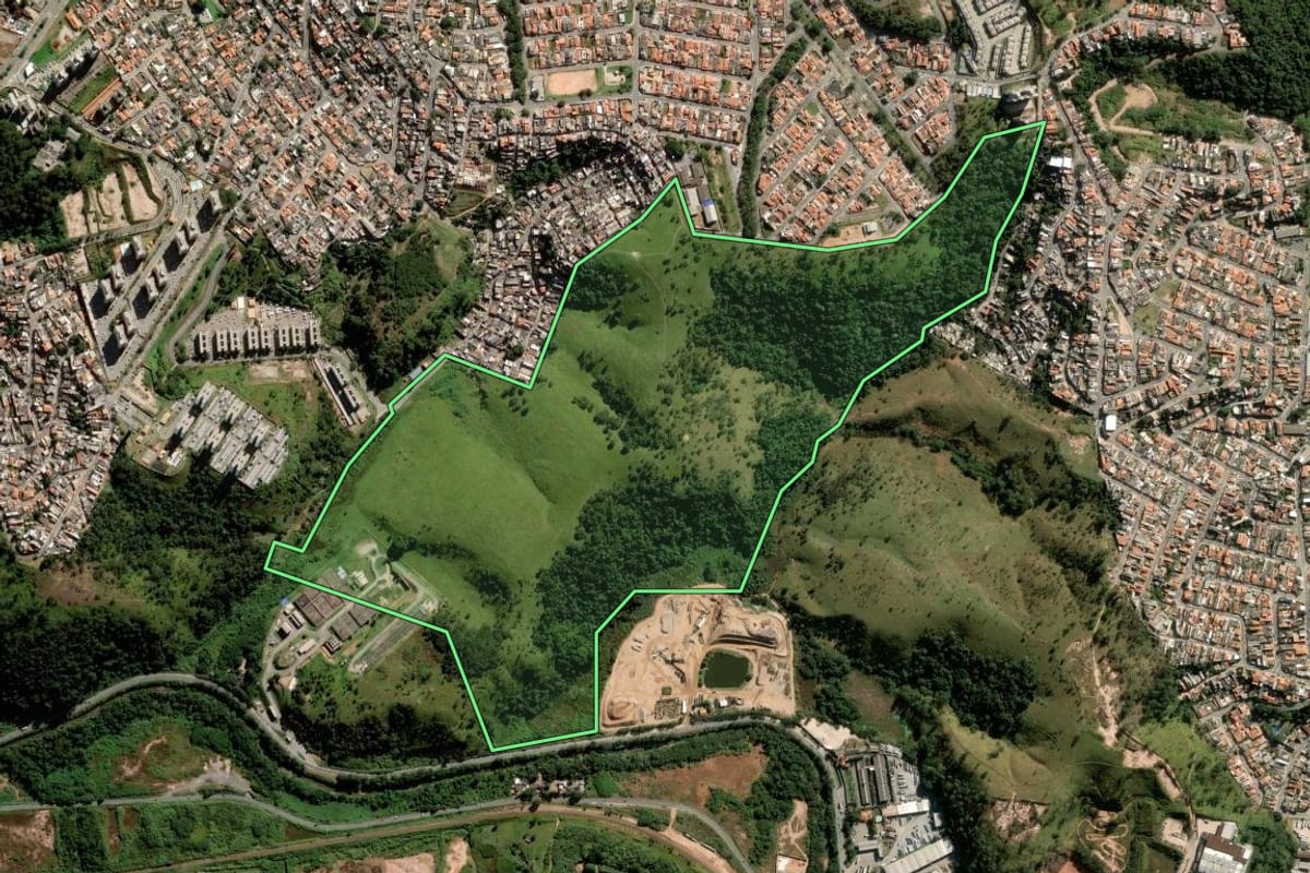 Imagem de satélite do imóvel rural em Várzea Paulista (SP), com o contorno declarado no CAR desenhado por cima.