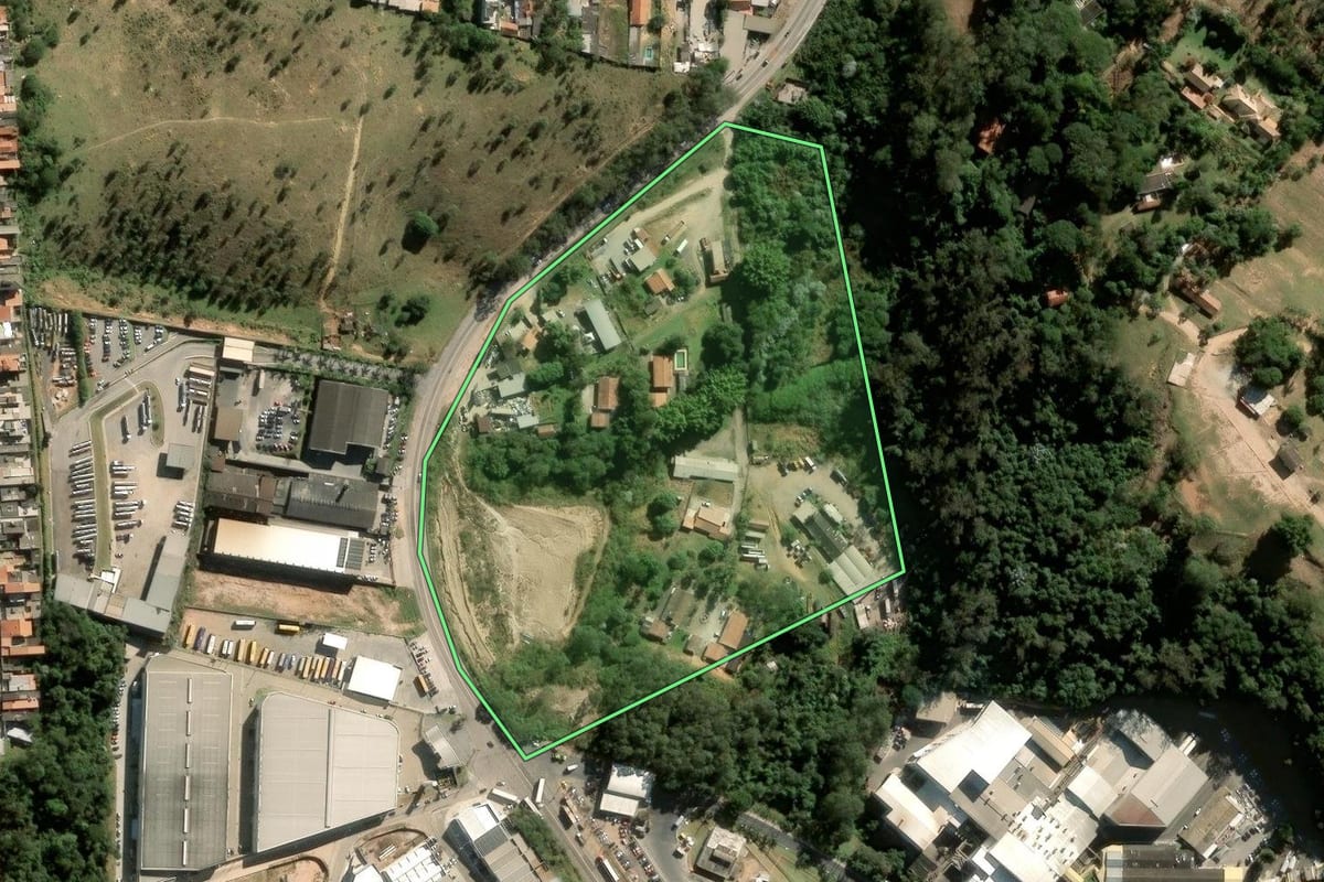 Imagem de satélite do imóvel rural em Várzea Paulista (SP), com o contorno declarado no CAR desenhado por cima.