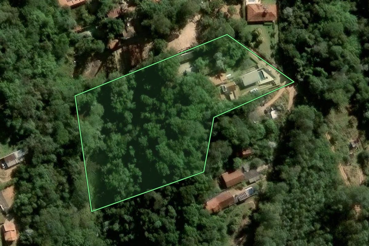 Imagem de satélite do imóvel rural em Várzea Paulista (SP), com o contorno declarado no CAR desenhado por cima.