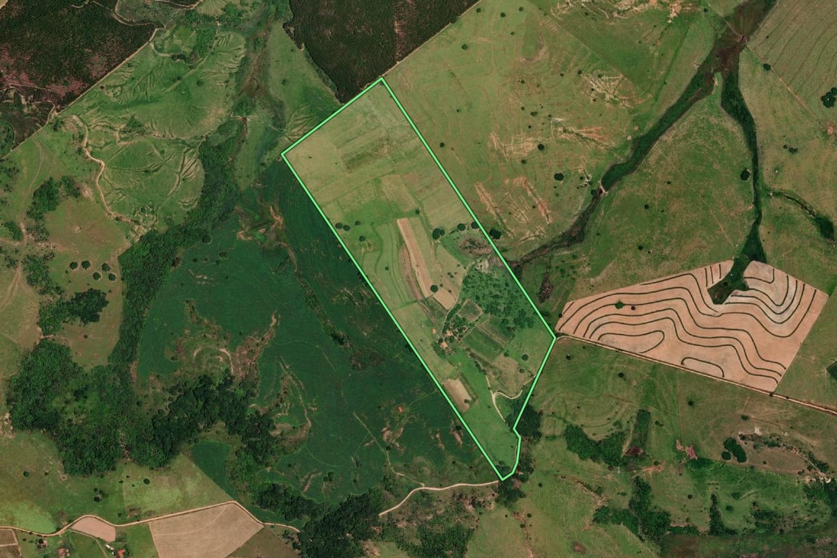 Imagem de satélite do imóvel rural em Vera Cruz (SP), com o contorno declarado no CAR desenhado por cima.