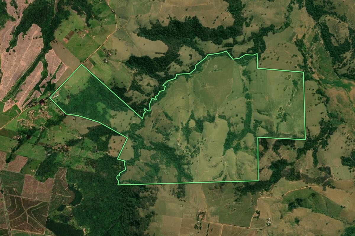 Imagem de satélite do imóvel rural em Vera Cruz (SP), com o contorno declarado no CAR desenhado por cima.