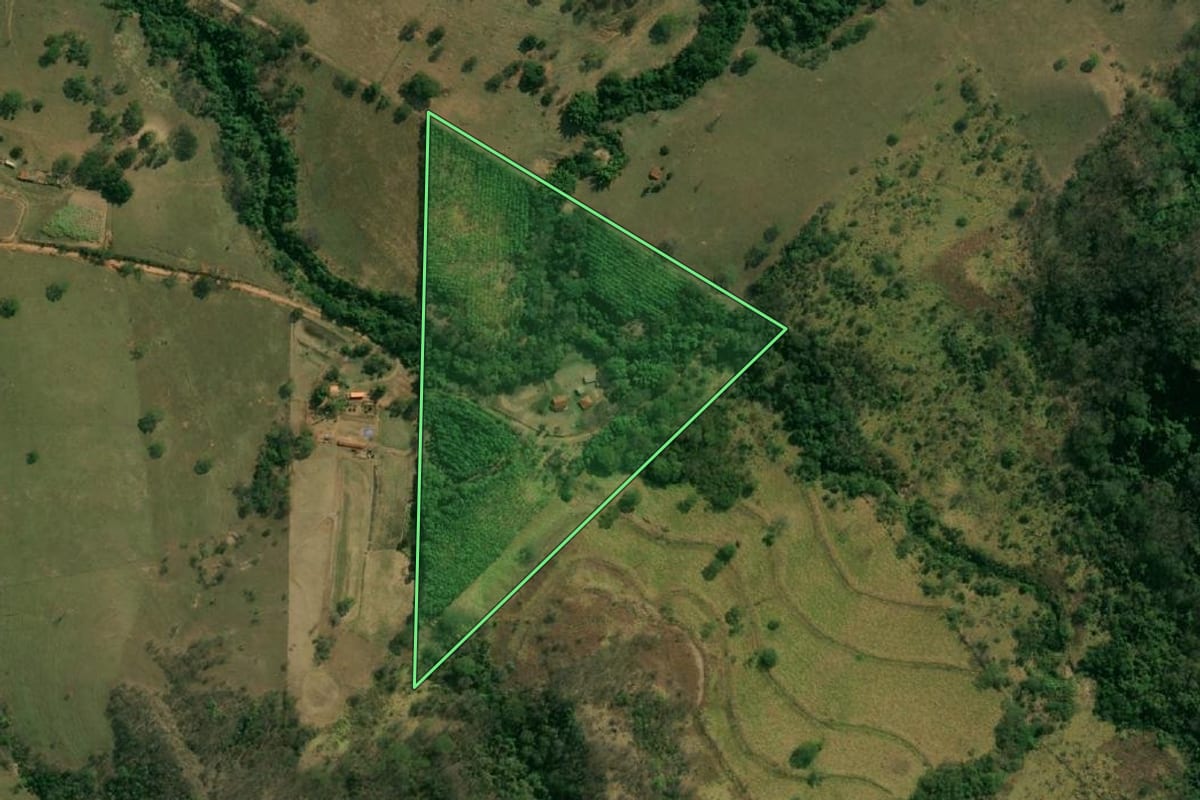 Imagem de satélite do imóvel rural em Vera Cruz (SP), com o contorno declarado no CAR desenhado por cima.