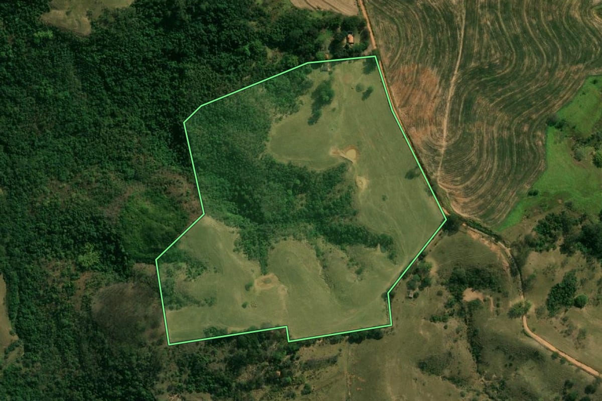 Imagem de satélite do imóvel rural em Vera Cruz (SP), com o contorno declarado no CAR desenhado por cima.