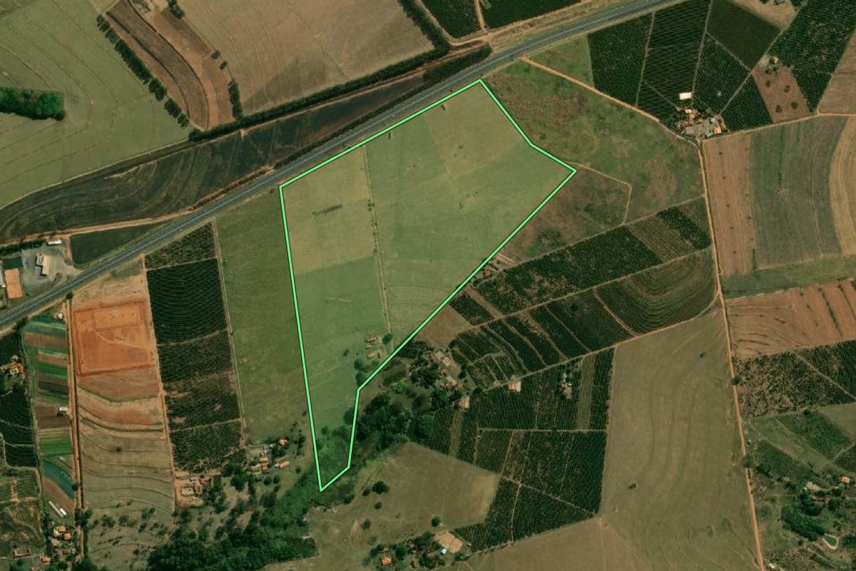 Imagem de satélite do imóvel rural em Vera Cruz (SP), com o contorno declarado no CAR desenhado por cima.