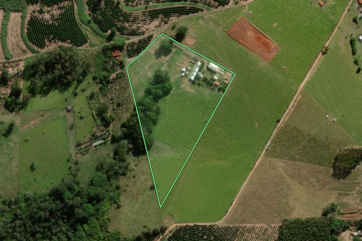 Imagem de satélite do imóvel rural em Vera Cruz (SP), com o contorno declarado no CAR desenhado por cima.