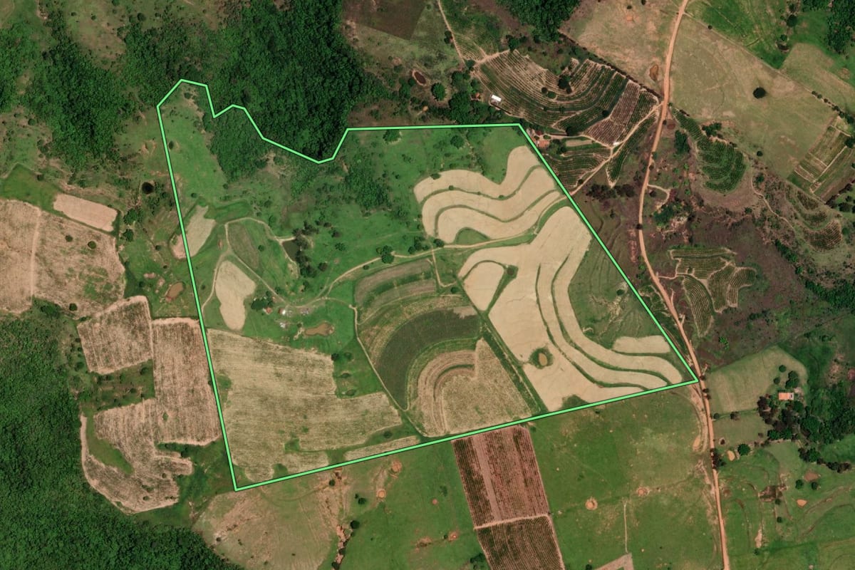 Imagem de satélite do imóvel rural em Vera Cruz (SP), com o contorno declarado no CAR desenhado por cima.