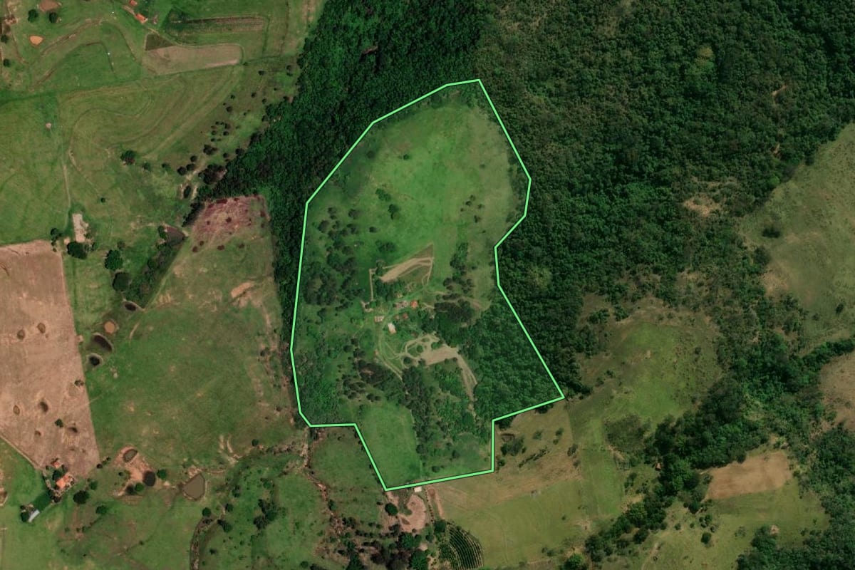 Imagem de satélite do imóvel rural em Vera Cruz (SP), com o contorno declarado no CAR desenhado por cima.