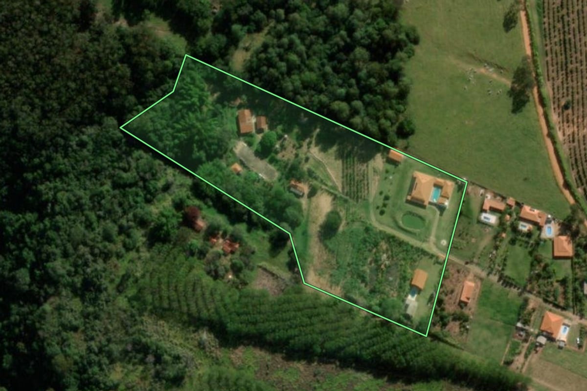 Imagem de satélite do imóvel rural em Vera Cruz (SP), com o contorno declarado no CAR desenhado por cima.