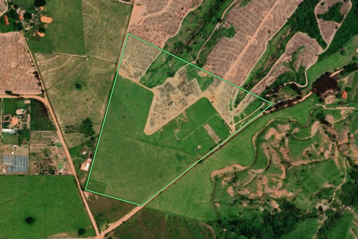 Imagem de satélite do imóvel rural em Vera Cruz (SP), com o contorno declarado no CAR desenhado por cima.