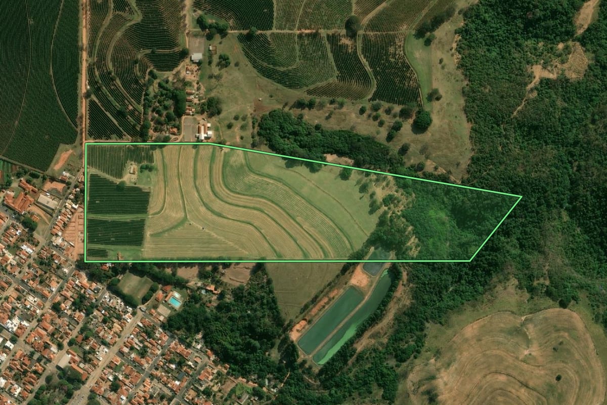 Imagem de satélite do imóvel rural em Vera Cruz (SP), com o contorno declarado no CAR desenhado por cima.