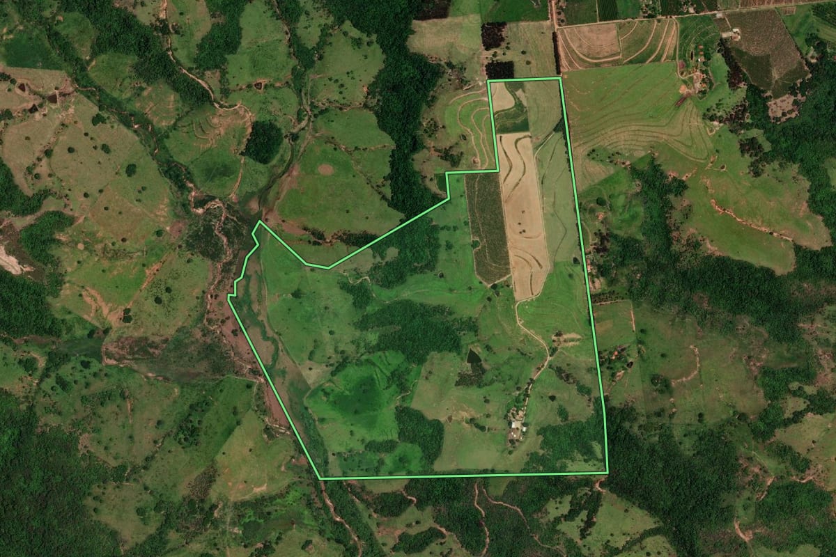 Imagem de satélite do imóvel rural em Vera Cruz (SP), com o contorno declarado no CAR desenhado por cima.