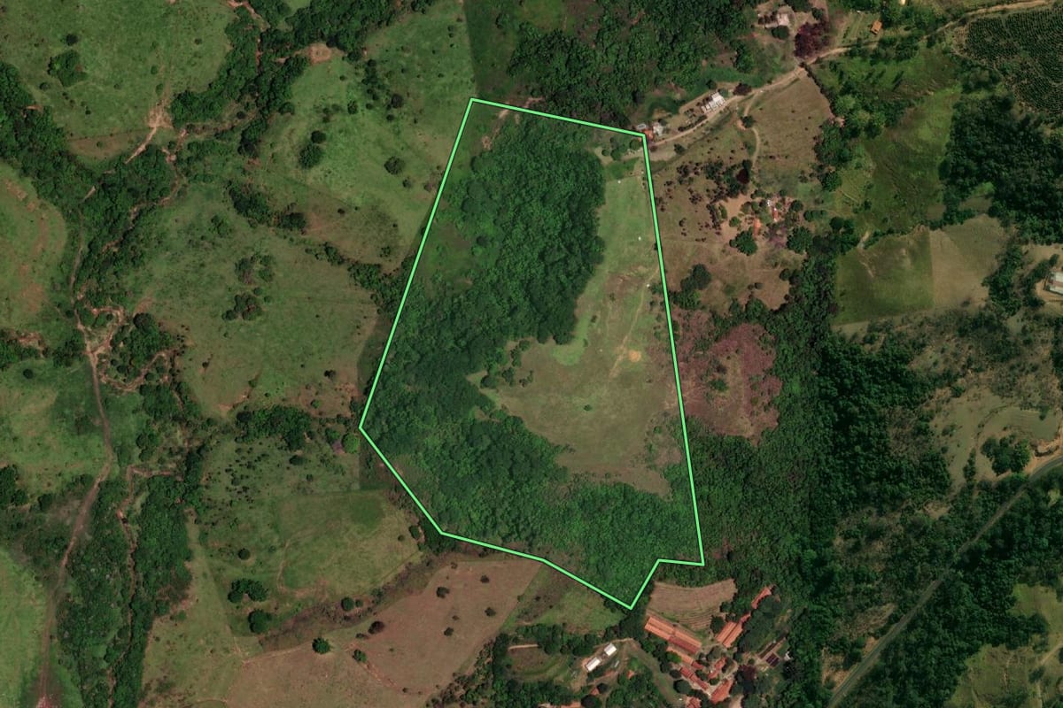 Imagem de satélite do imóvel rural em Vera Cruz (SP), com o contorno declarado no CAR desenhado por cima.
