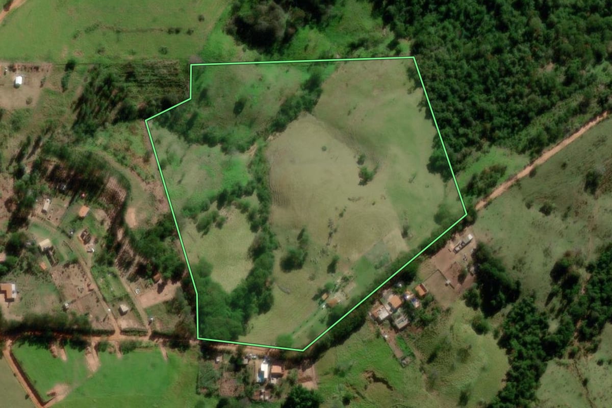 Imagem de satélite do imóvel rural em Vera Cruz (SP), com o contorno declarado no CAR desenhado por cima.