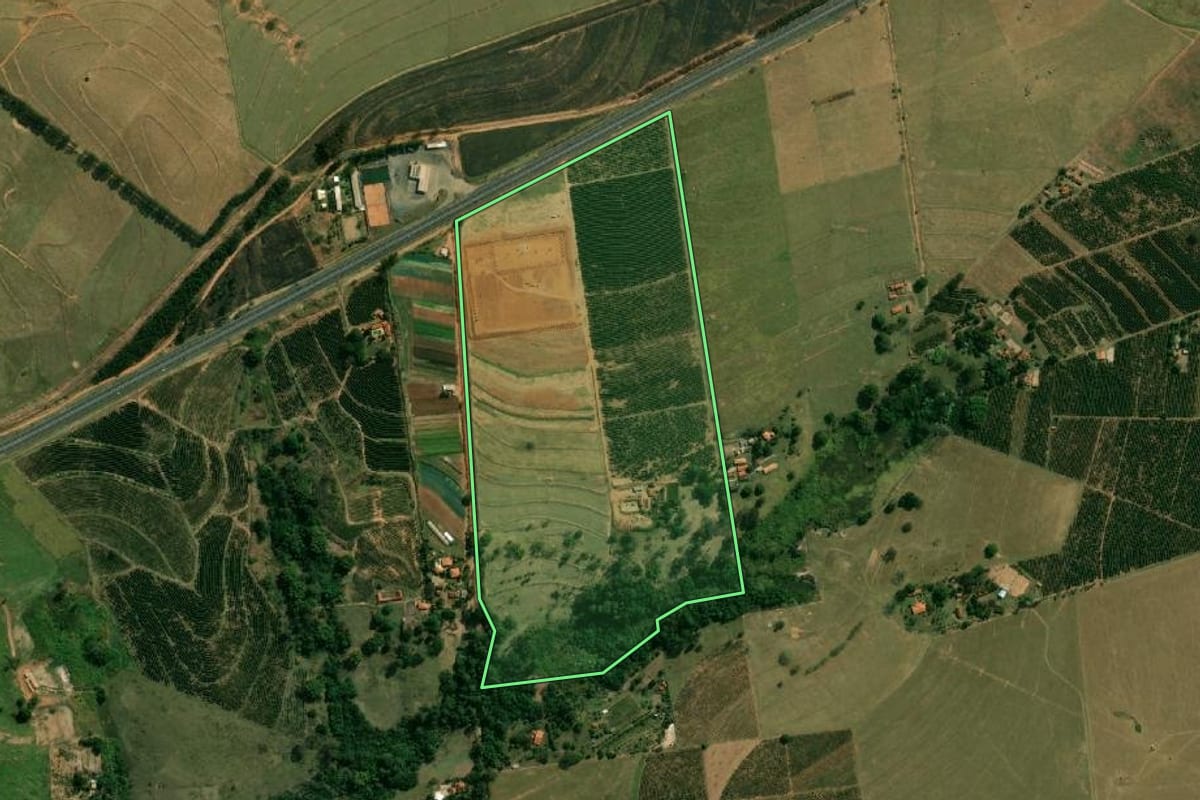 Imagem de satélite do imóvel rural em Vera Cruz (SP), com o contorno declarado no CAR desenhado por cima.