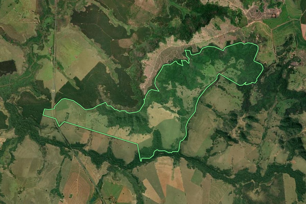 Imagem de satélite do imóvel rural em Vera Cruz (SP), com o contorno declarado no CAR desenhado por cima.